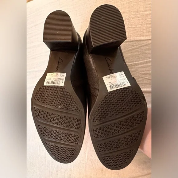 NWOT - Clarks - Loken Way Dark Brown Leather Booties - Picture 2 of 8